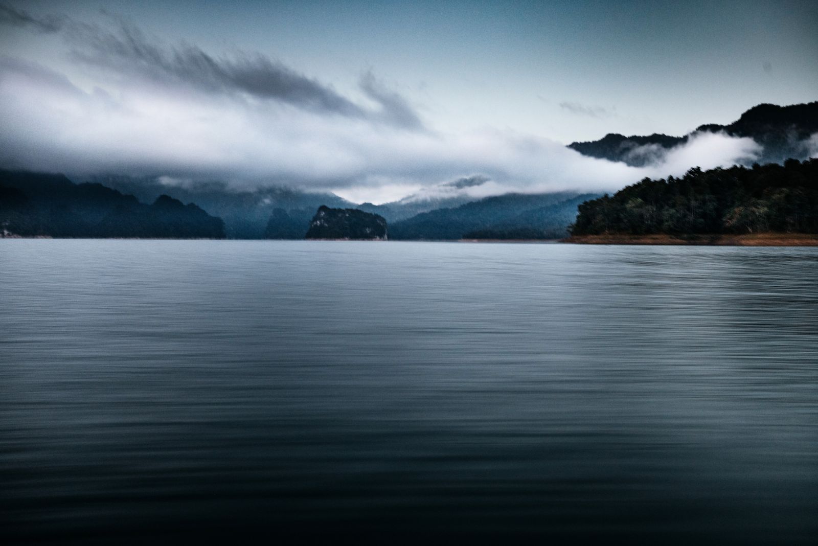 الصورة الساحرة للجبال والأنهار في نا هانغ