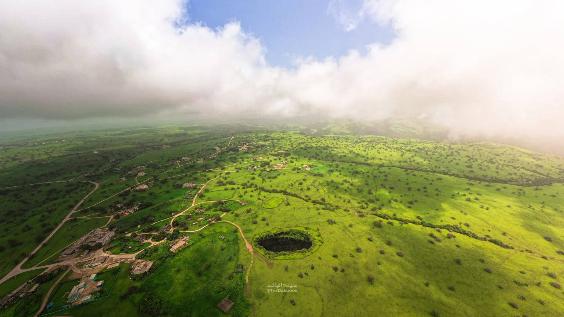 مصورة تكشف عن مشهد مهيب لحفرة إذابة بداخلها غابة بسلطنة عُمان