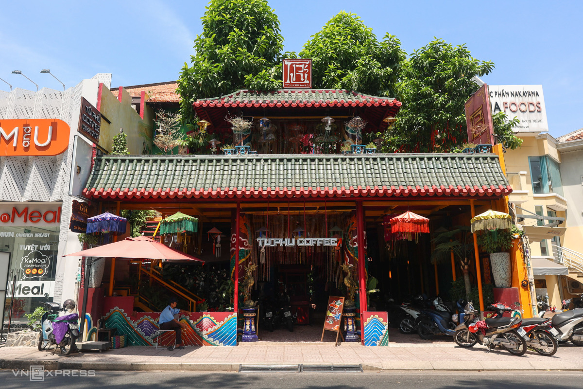 A vibrant Saigon coffee shop’s folksy decor