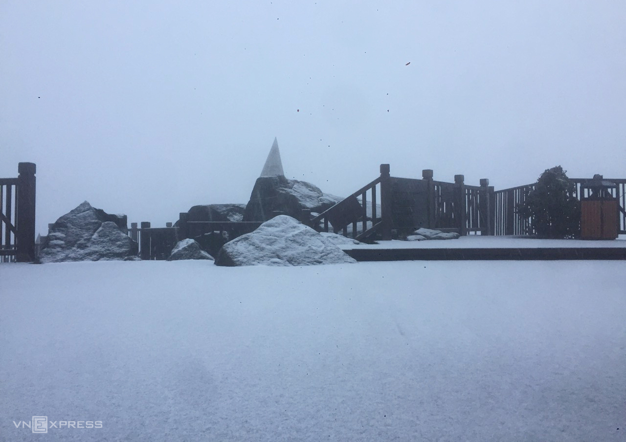 غطى الثلج الجزء العلوي من فانسيبان باللون الأبيض