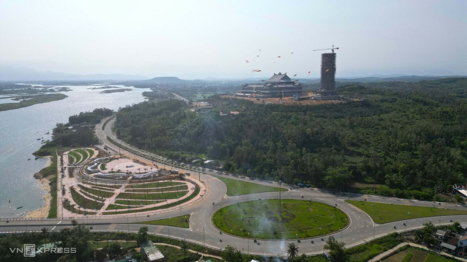 مهرجان تحدي الطائرات الورقية على ضفاف نهر ترا خوك