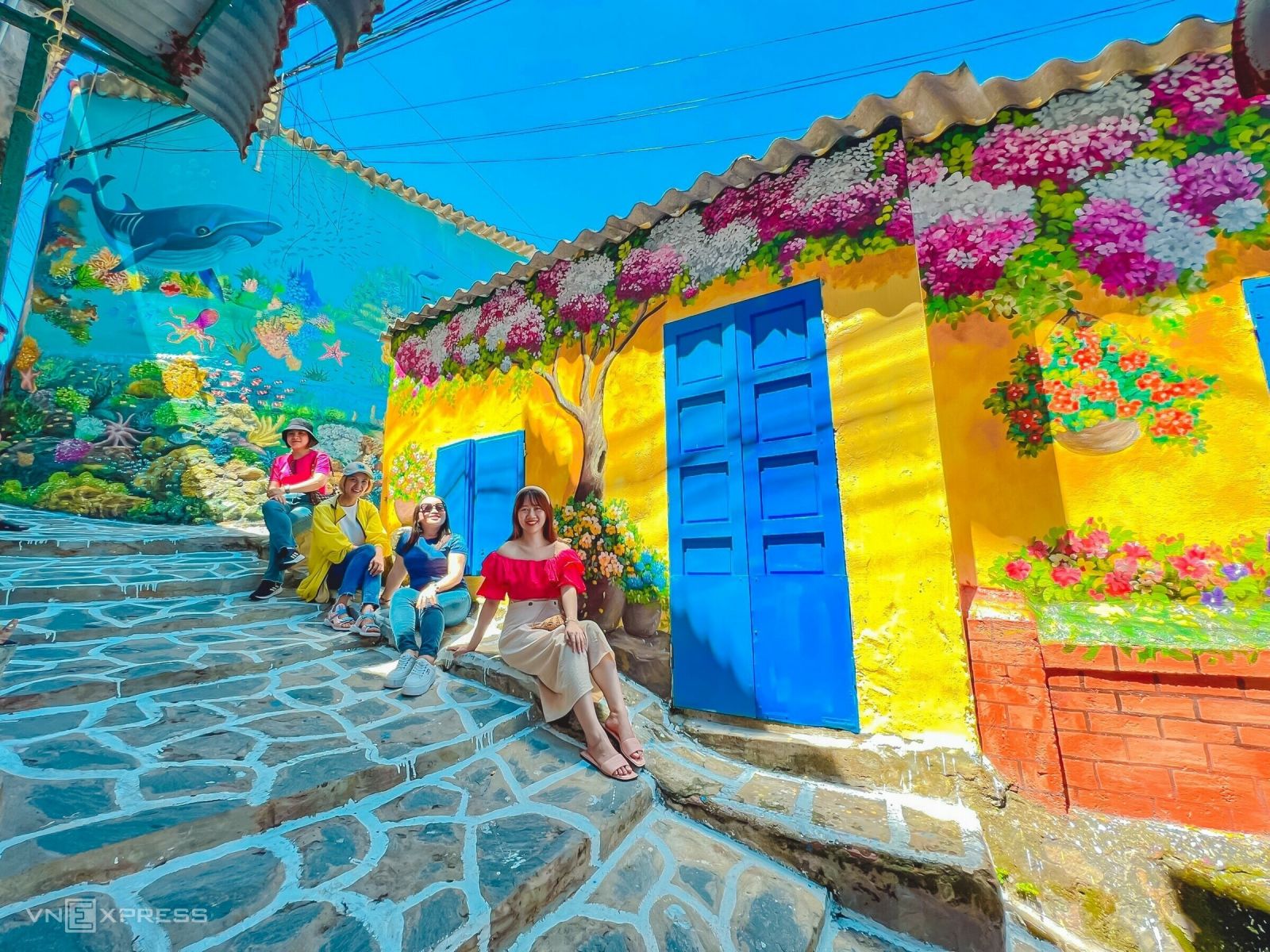 قرية الصيد نون لي حية مع اللوحات الجدارية