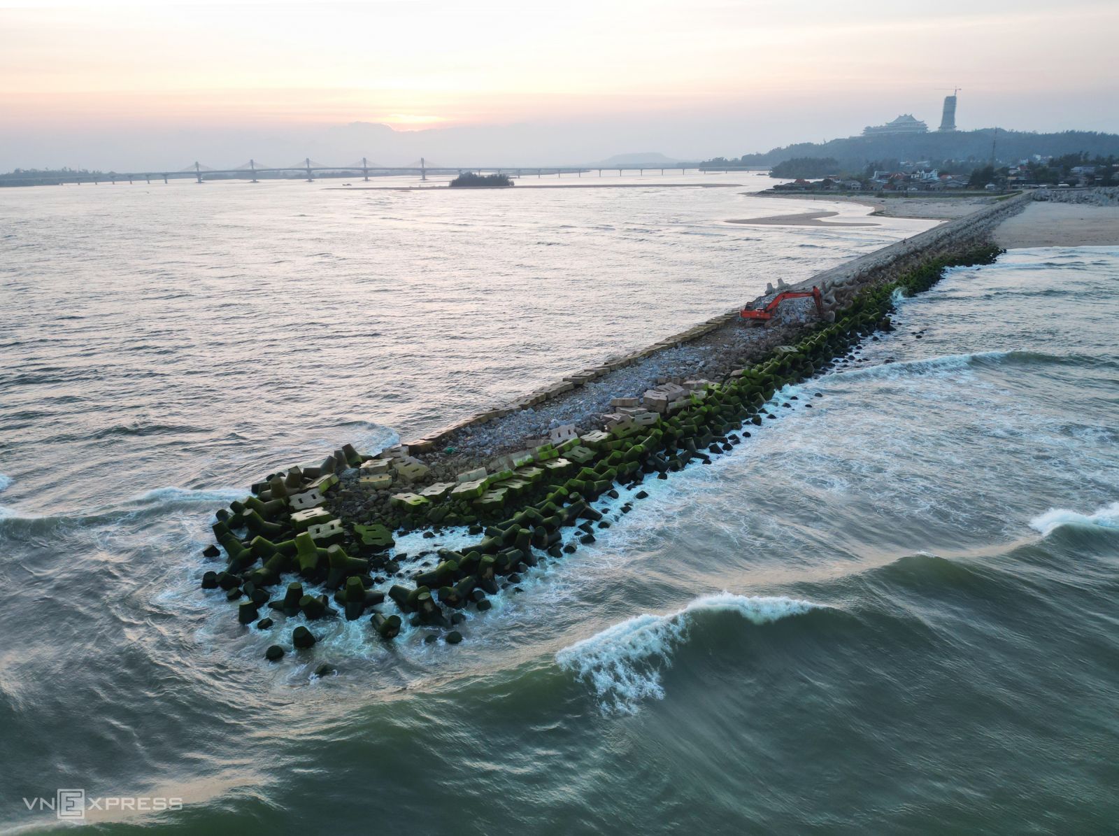 موسم الطحالب على كاسر أمواج نهر ترا خوج