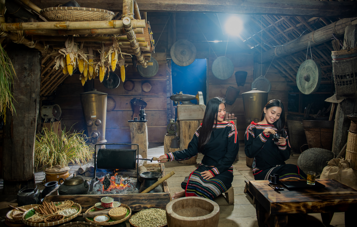 شرب القهوة بأسلوب شعب إيدي في تاي نجوين - فيتنام