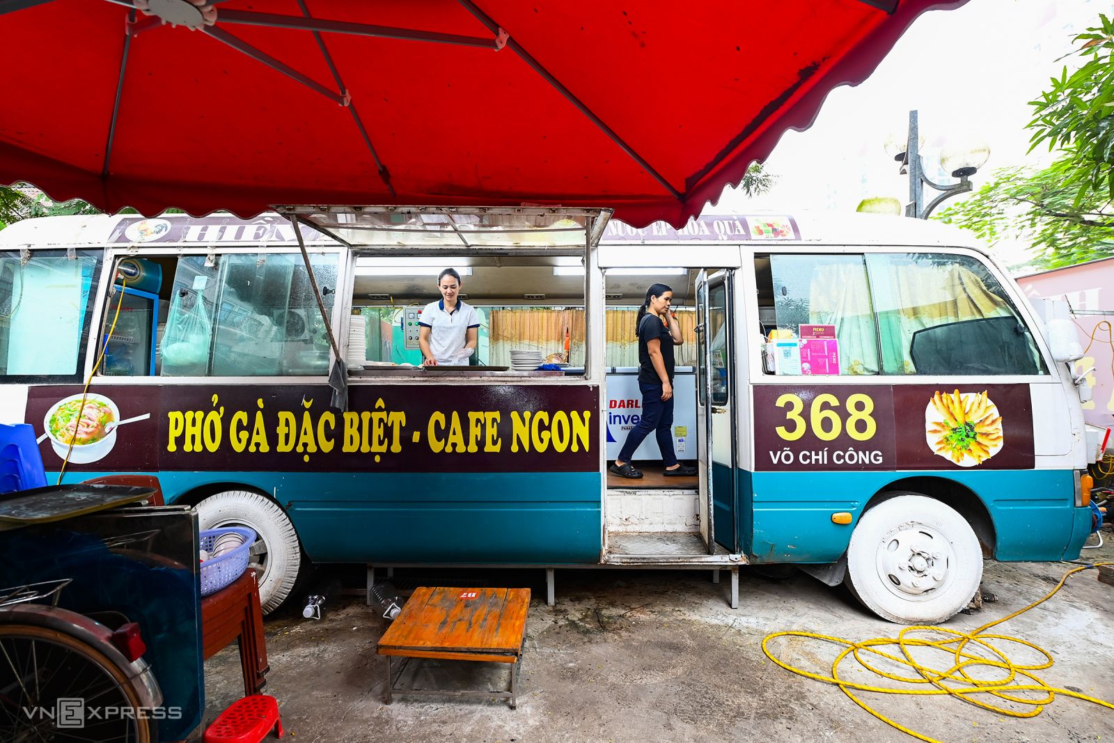 متجر المعكرونة الفو الدجاج في الحافلة