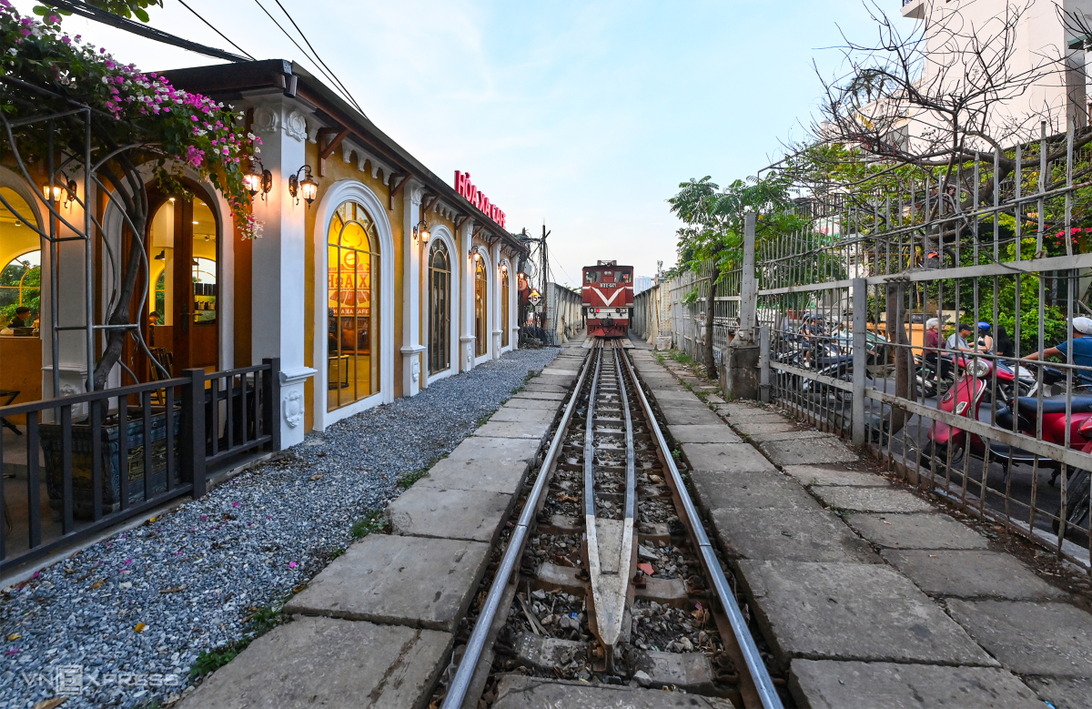 New café graces old Hanoi train station
