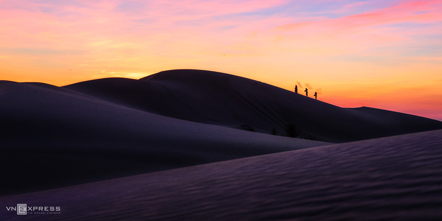 "قطف" القمر على الكثبان الرملية