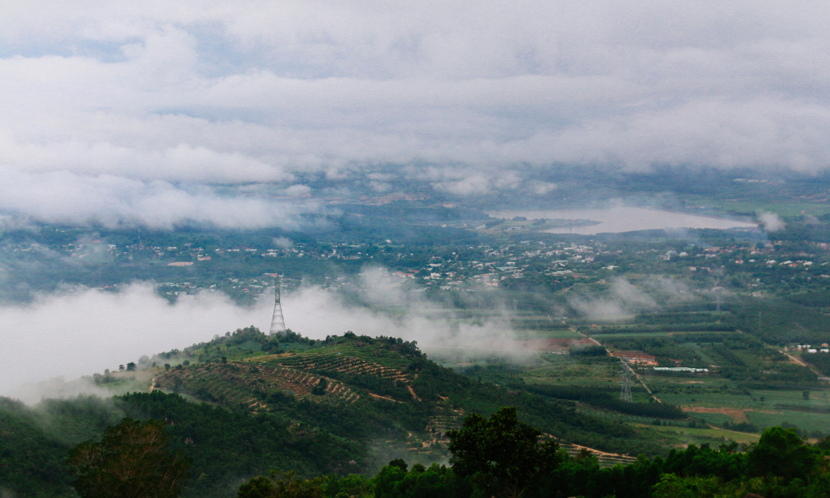 Cloud chasing adventure at Central Highlands peak