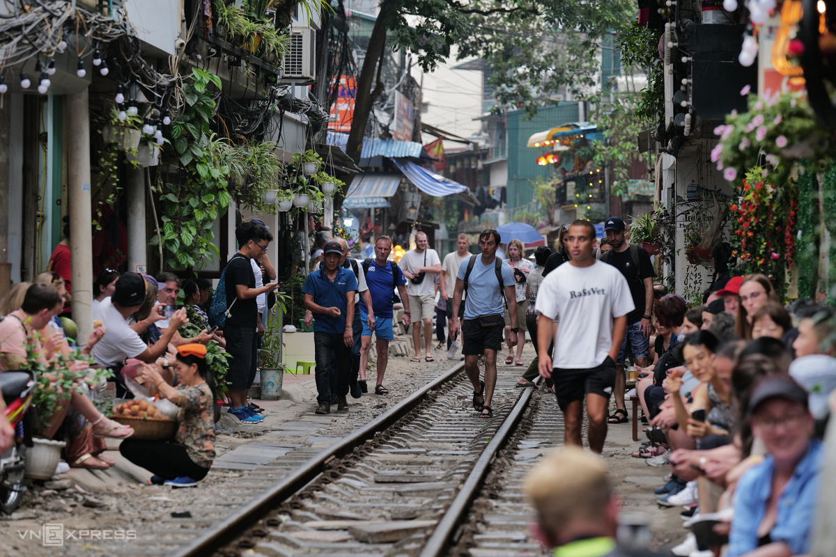 Foreign tourists flock to another section of Hanoi Train Street