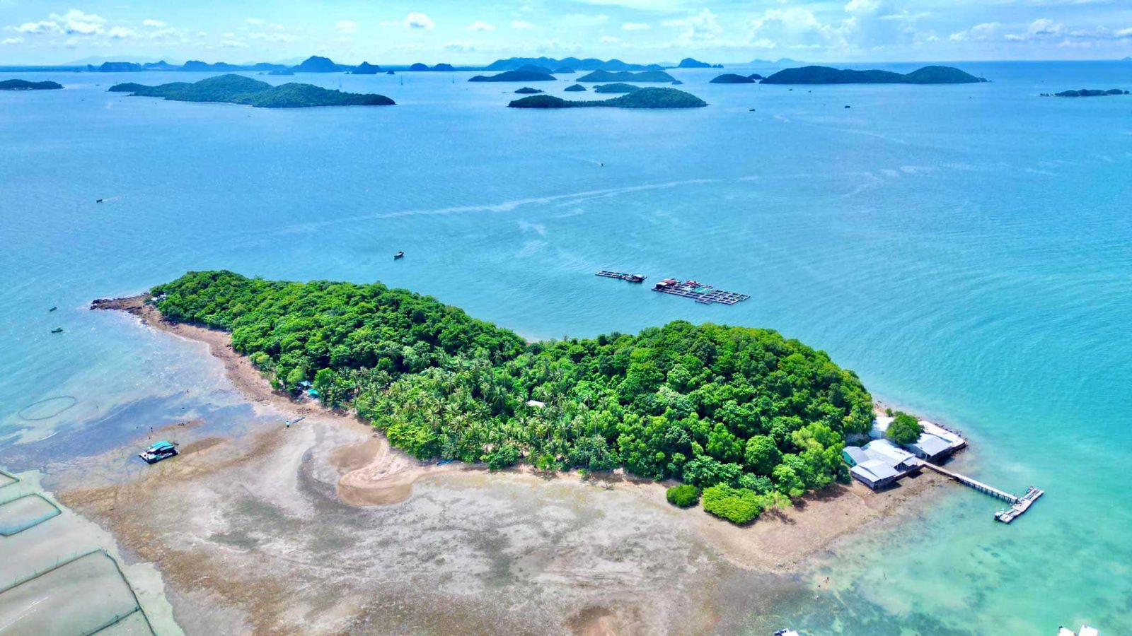 با هون دام، حيث يوجد ممشى للمشي وسط البحر في كين جيانج