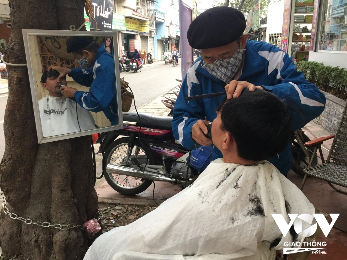 Hanoi home to unique street barbers