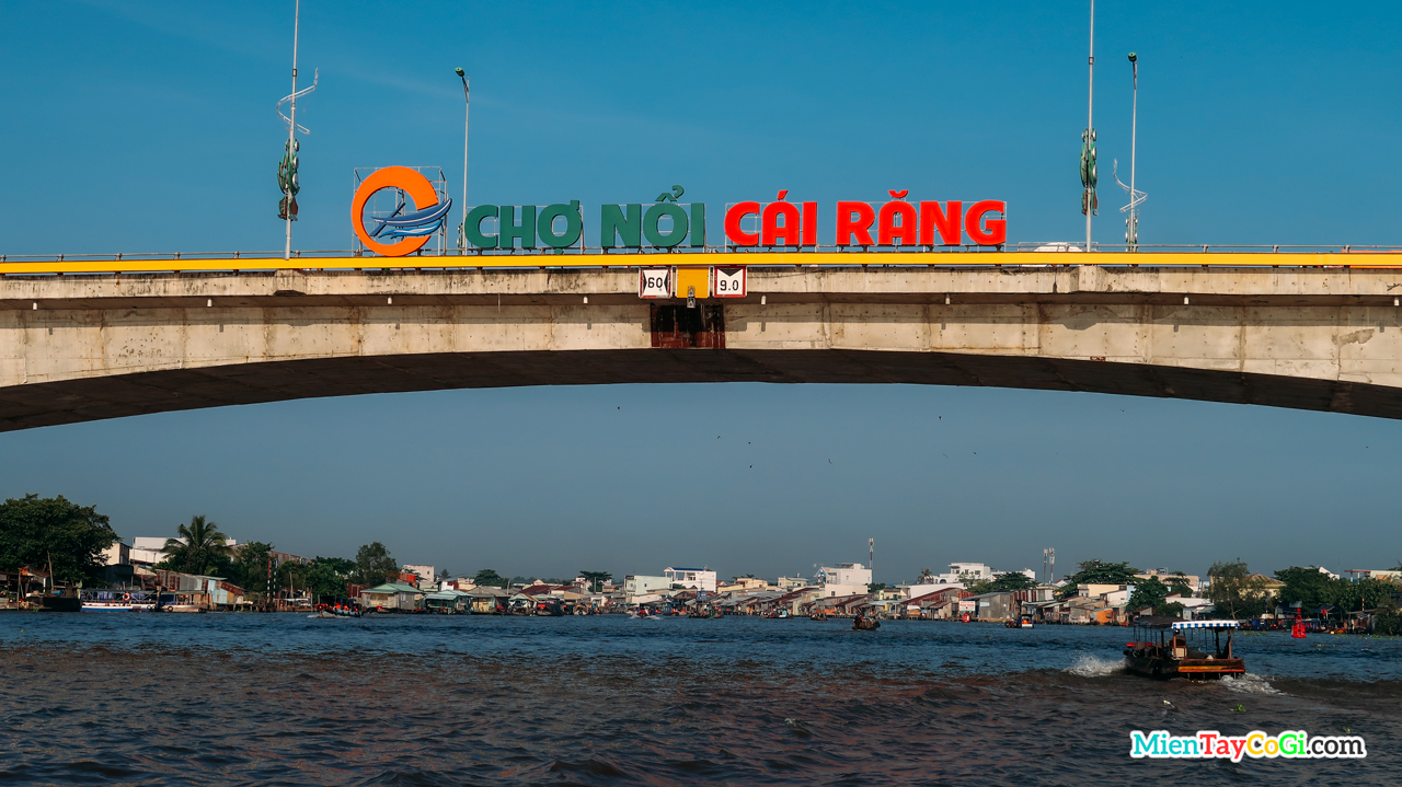 جولة فريدة من نوعها في صوق عائم كاي رانغ تجذب السياح الأجانب