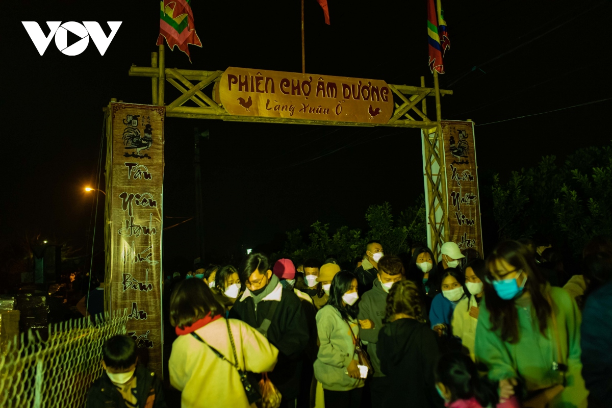 لقطة مقرّبة لسوق يين يانغ - مكان "شراء الحظ وبيع الحظ السيئ" في باك نينه