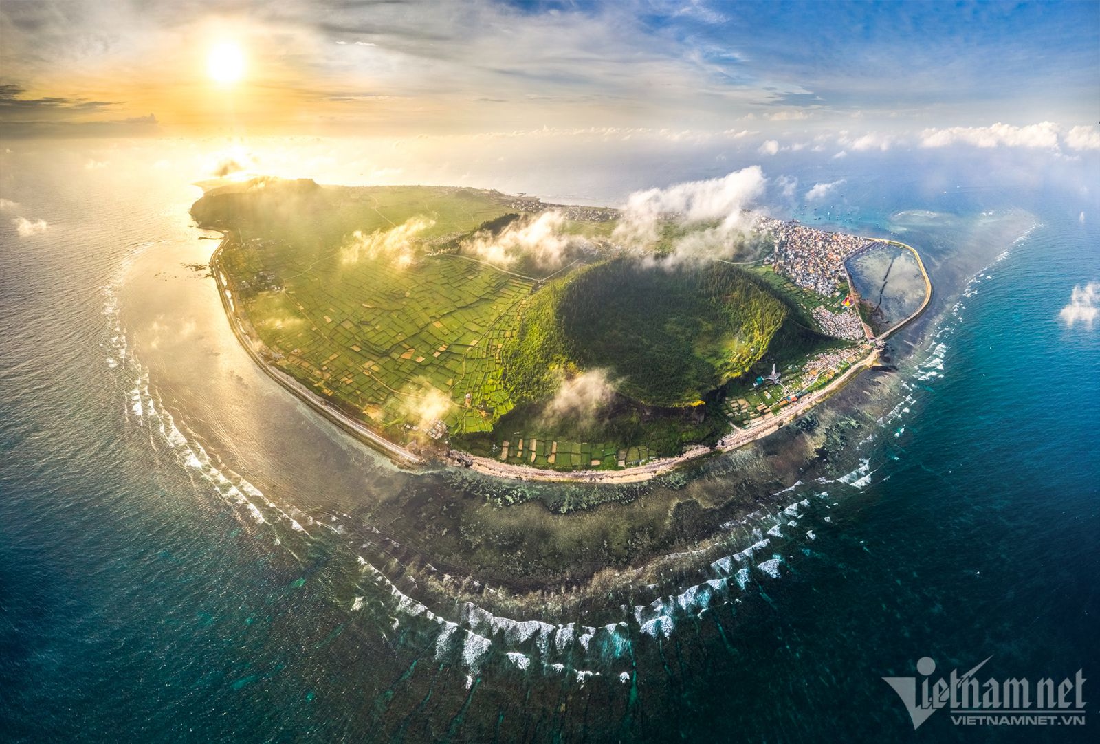 لحظة نادرة: تعانق السحب البيضاء بركانًا عمره مليون عام في جزيرة لي سون
