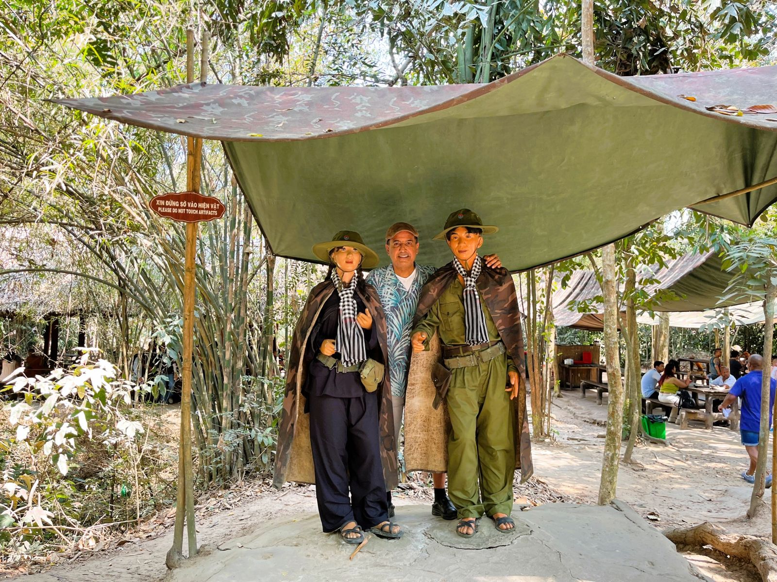 رحلة لاستكشاف أنفاق كو تشي الأرض ومتحف مخلفات الحرب مع زوجين سعوديين