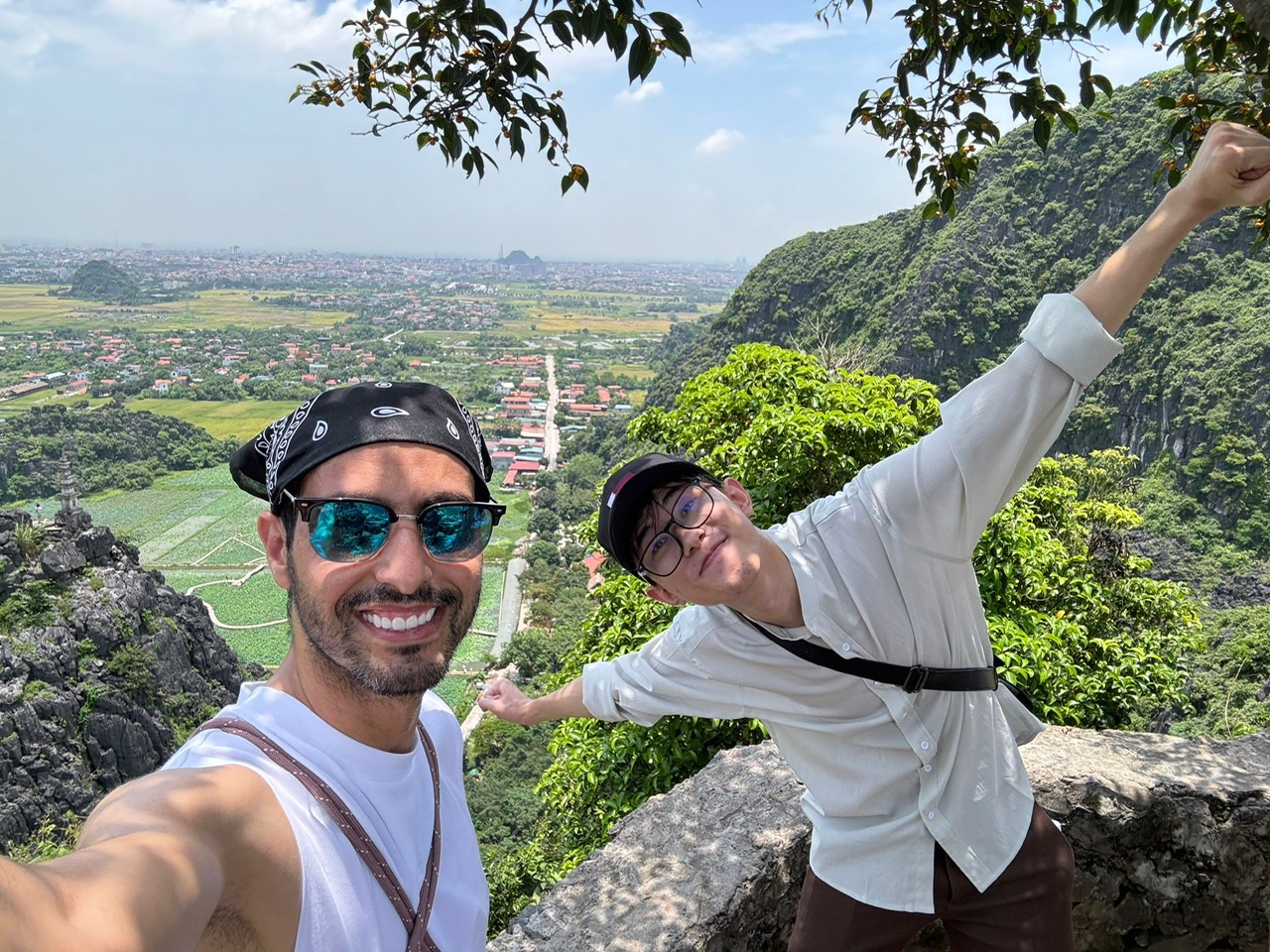 تجربة اكتشاف جمال نينه بينه وقهر قمة جبل نغوا لونغ للسائح العماني