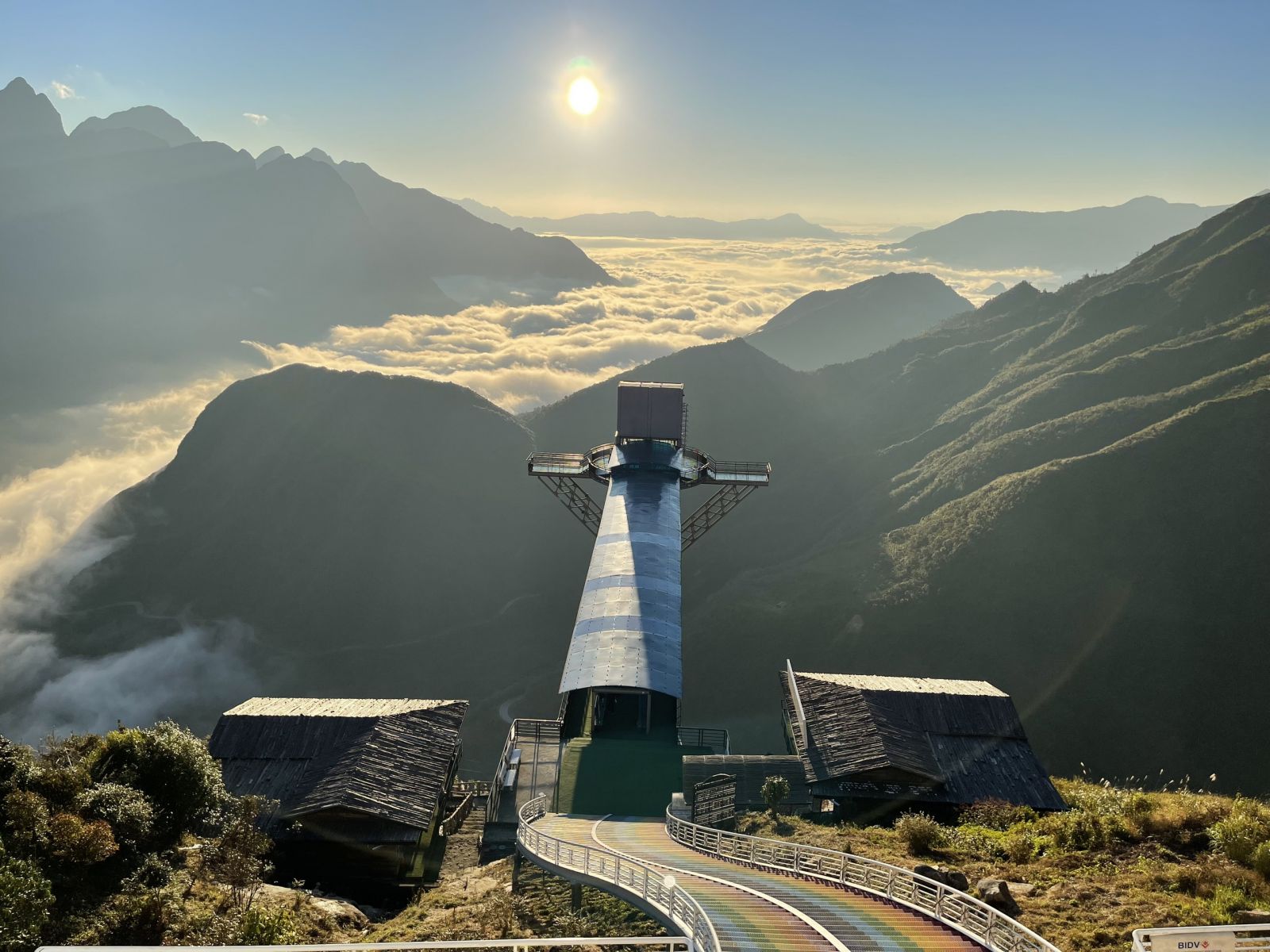 Cầu kính Rồng Mây “kỳ quan tiên cảnh giữa đất trời Lai Châu"