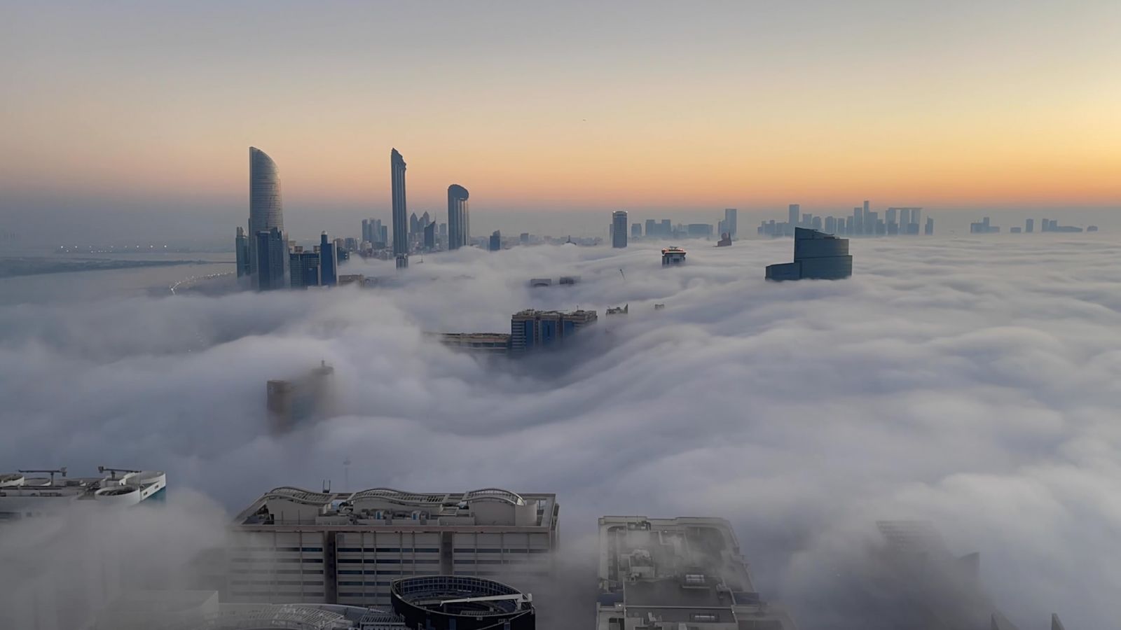 عالم آخر فوق السماء.. أبوظبي كما لم ترها من قبل