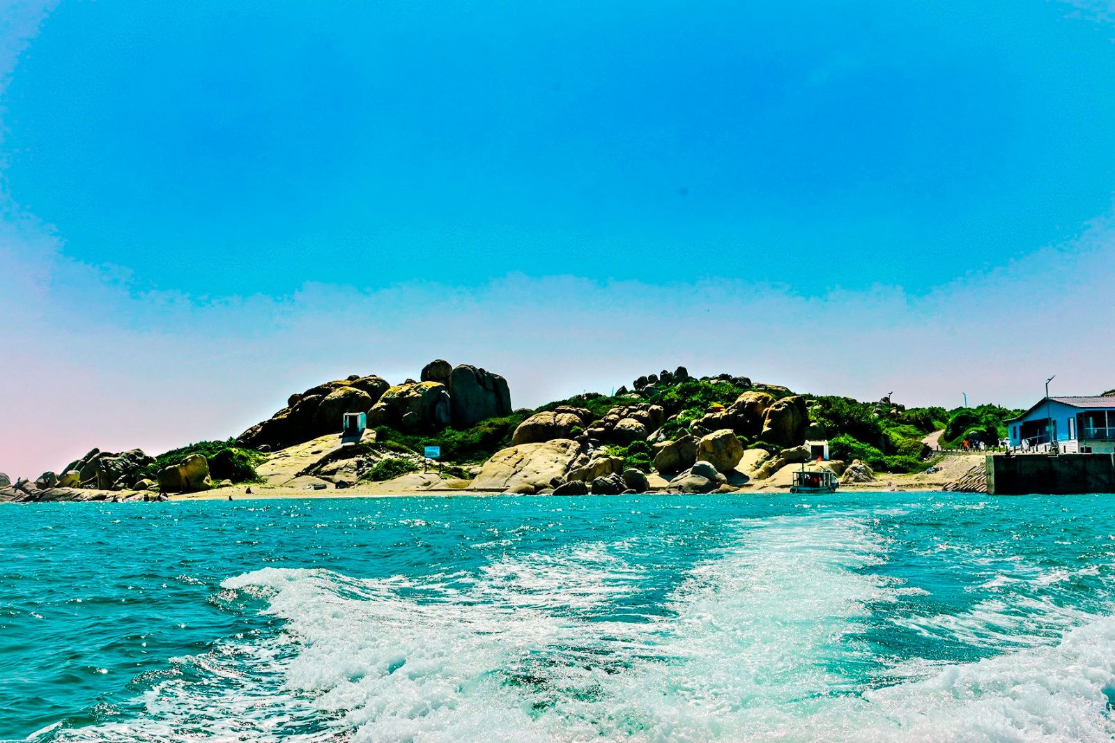 The unique beauty of Lao Cau isle entices loads of tourists