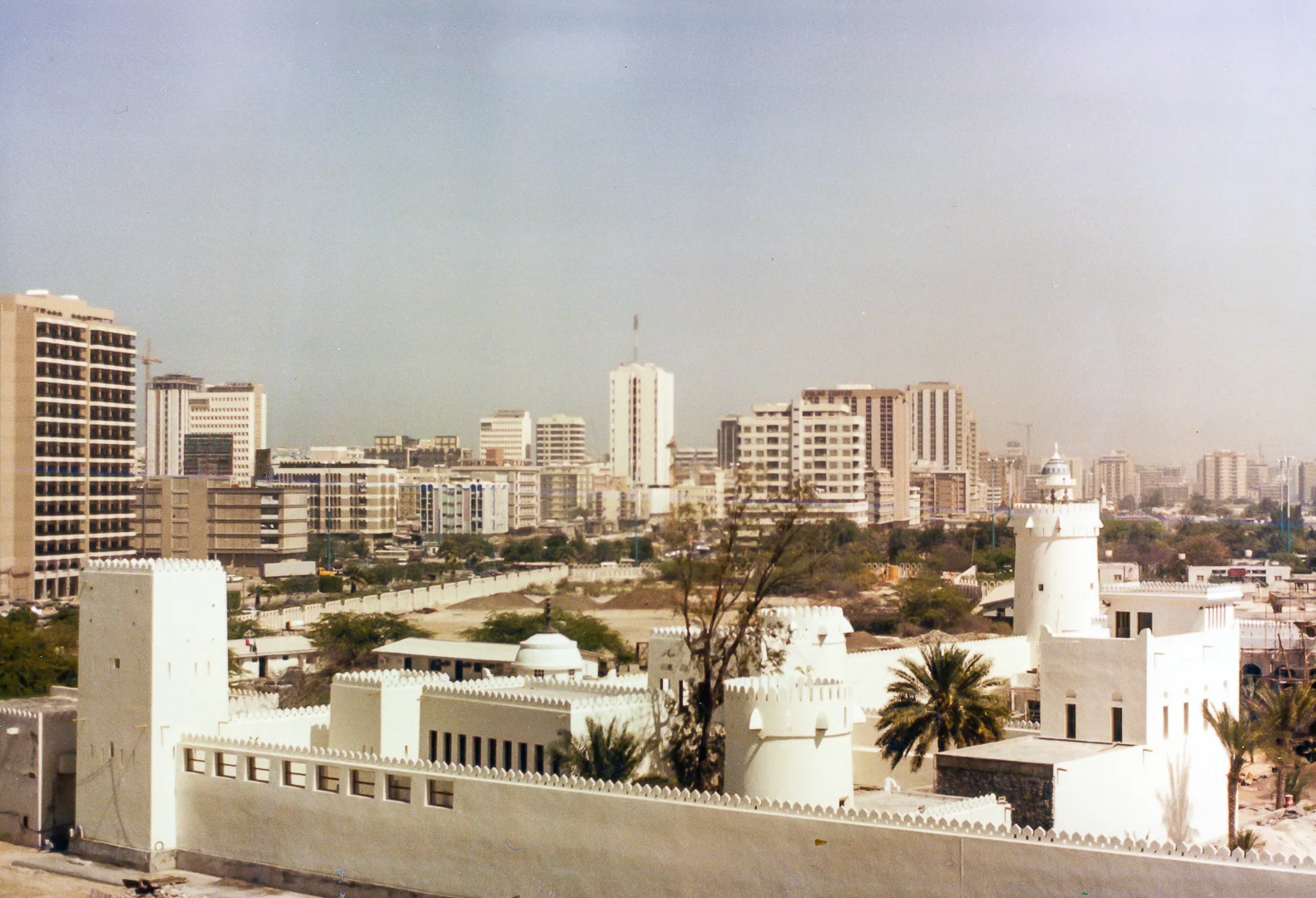 أبوظبي بعيني مصور وثّقها خلال السبعينيات.. هكذا بدت المدينة قبل العالمية