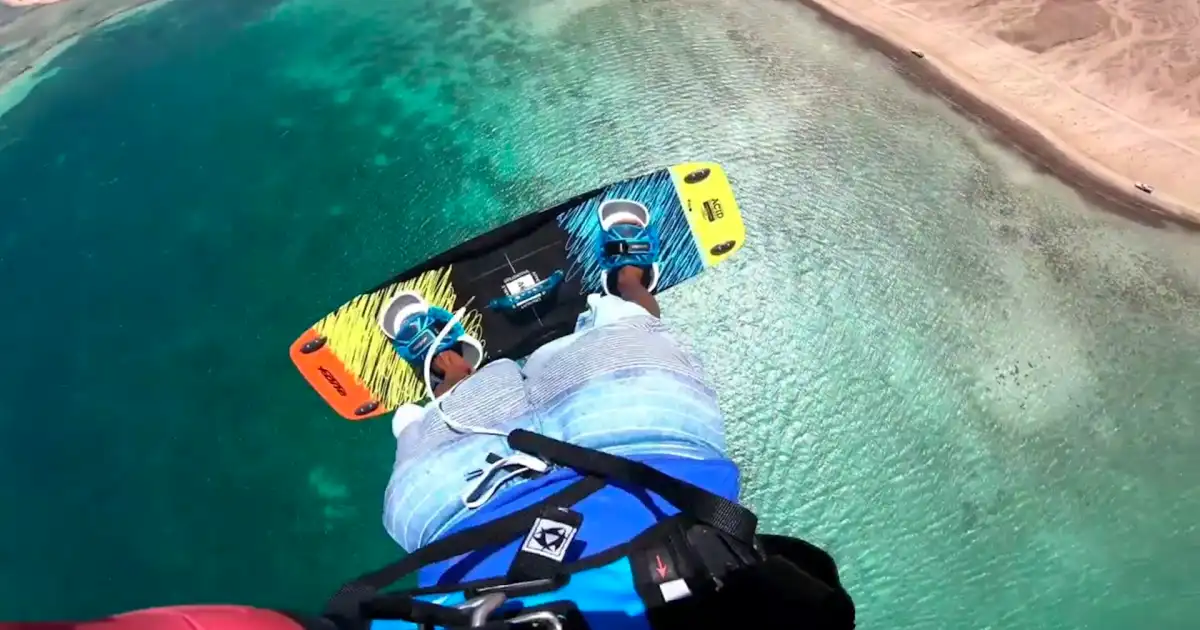 مصري يوثق تجربة ركوب الأمواج بالطائرة الورقية في دهب