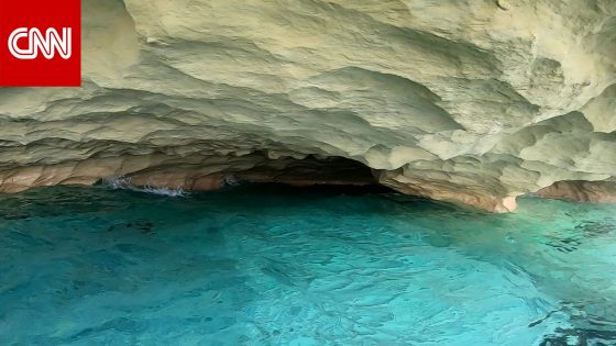 "كنز طبيعي" يظهر ويختفي.. رحالة مصري يكشف عن كهوف "سرية" على البحر المتوسط